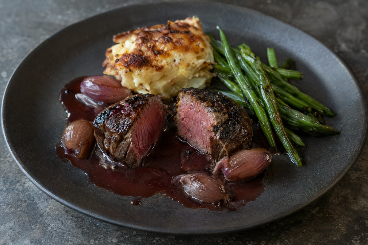 Rinderfilet mit Rotwein-Schalotten-Sauce und Kartoffelgratin