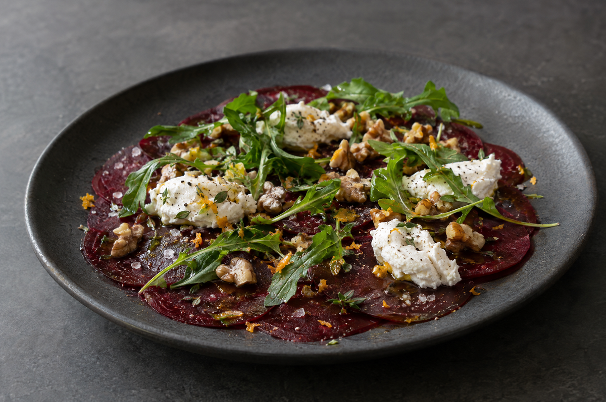 Rote-Bete-Carpaccio mit Ziegenfrischkäse, Walnüssen und Thymian-Orangen-Dressing