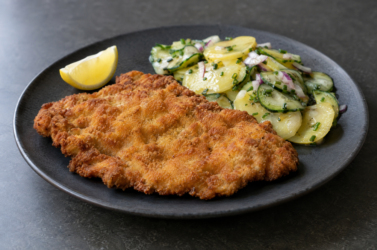 Kalbsschnitzel mit Kartoffel-Gurken-Salat