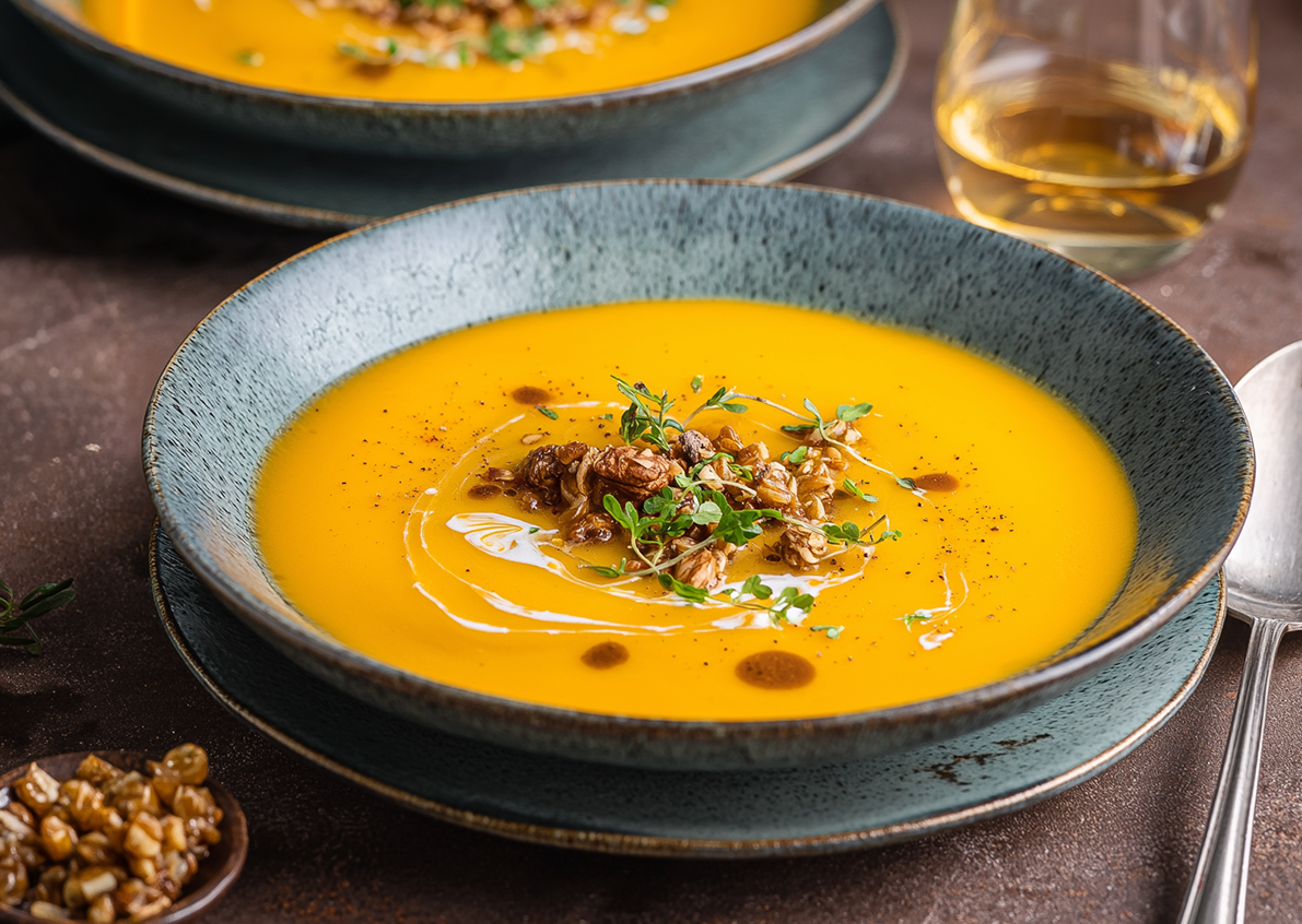 Kürbis-Orangen-Suppe mit Ingwer und Kürbiskernöl