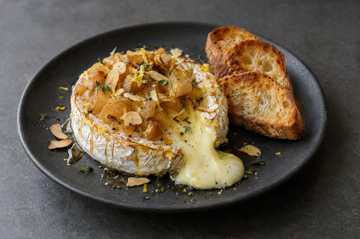 Ofen-Camembert mit Quittenkompott und gerösteten Mandeln
