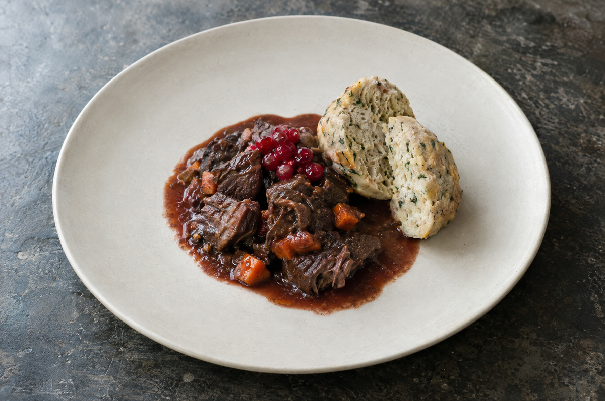 Hirschragout mit Preiselbeeren und Semmelknödeln