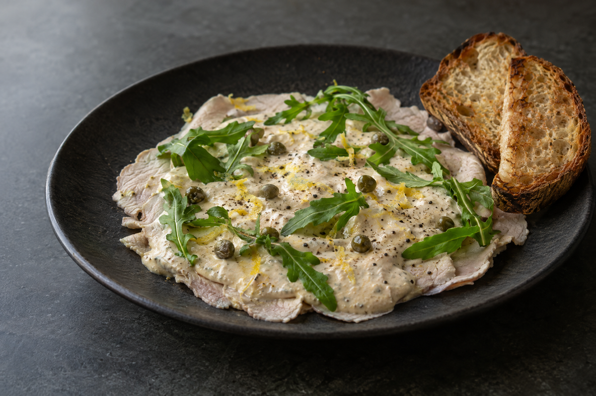 Vitello tonnato mit Kapern und Rucola